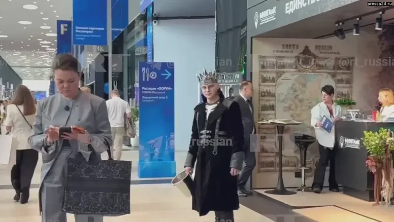Сказочные персонажи на ПМЭФ: Кощея Бессмертного заметили рядом со стендом Московского государственного университета геодезии и картографии