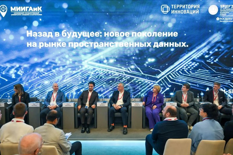 Назад в будущее заглянули участники стратегической сессии университета МИИГАиК в молодежный день ПМЭФ