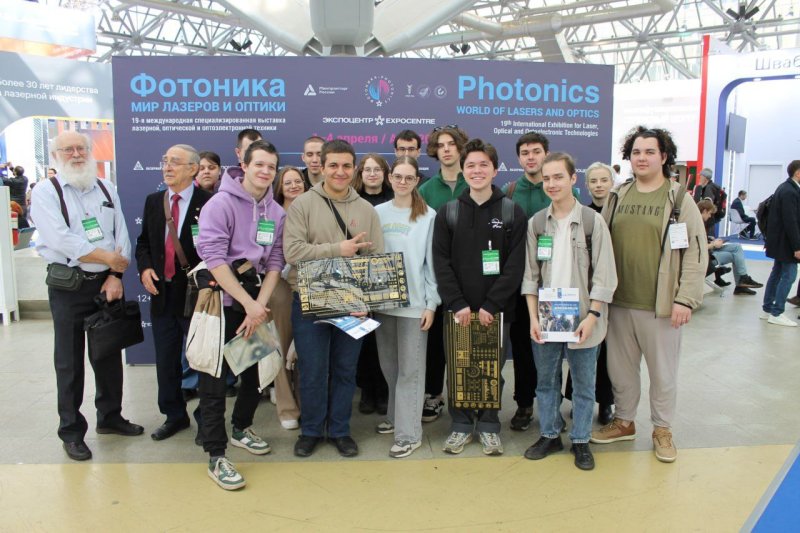 Студенты ФОП на выставке Фотоника