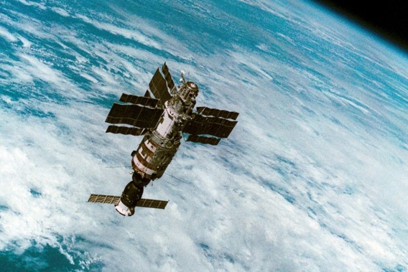 "Рвали в лоскуты даже комбинезоны": Как советские космонавты спасали мертвую станцию "Салют-7"