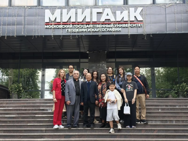 В гости из Вьетнама: выпускник МИИГАиК привез в Альма-матер всю семью