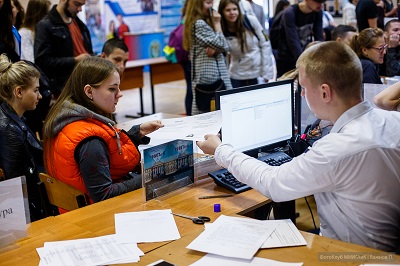 Списки зачисленных на обучение по договорам об оказании платных образовательных услуг по программам бакалавриата и программам специалитета